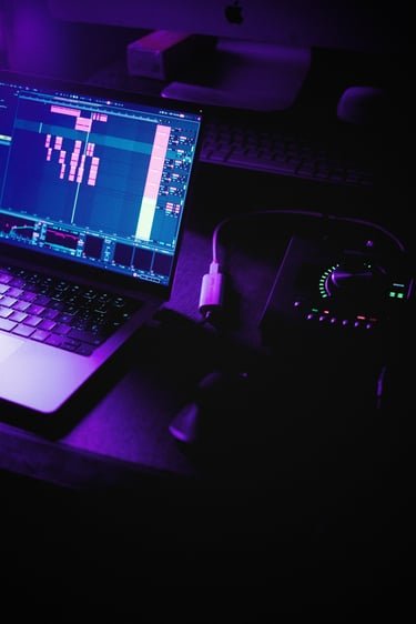 Portátil con la sesión abierta en el DAW durante una sesión de beatmaking