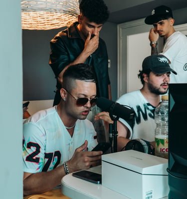 Grupo de artistas grabando alrededor del micro