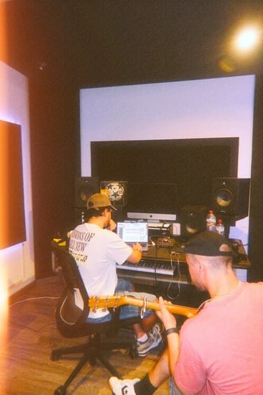 Sesión con guitarra frente a los monitores del estudio